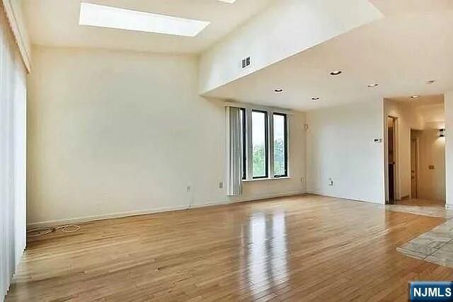 833 TOPSAIL Lane, Secaucus, NJ 07094