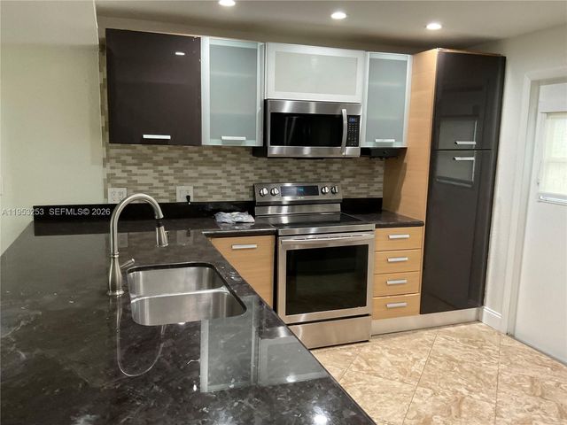 3745 NE 171st St 32, North Miami Beach, FL 33160