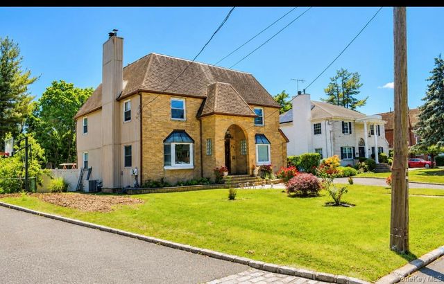 280 Park Avenue W, Westbury, NY 11590