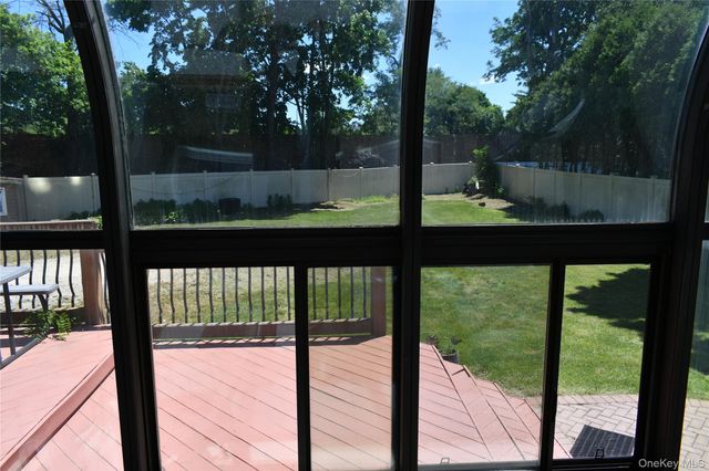 280 Park Avenue W, Westbury, NY 11590