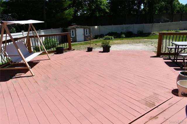280 Park Avenue W, Westbury, NY 11590