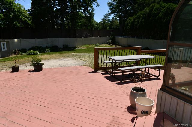 280 Park Avenue W, Westbury, NY 11590