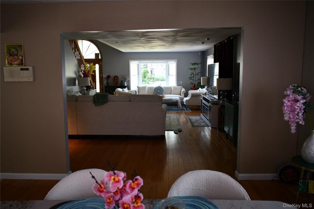 280 Park Avenue W, Westbury, NY 11590