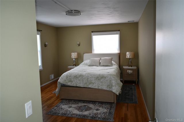 280 Park Avenue W, Westbury, NY 11590