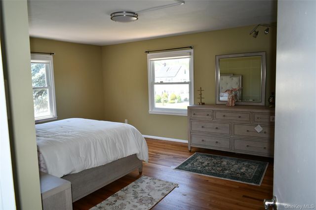 280 Park Avenue W, Westbury, NY 11590