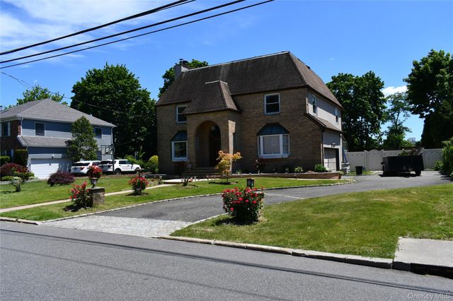 280 Park Avenue W, Westbury, NY 11590