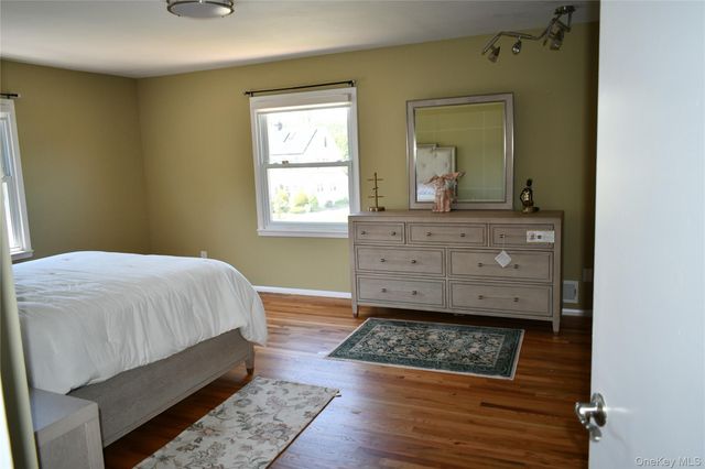 280 Park Avenue W, Westbury, NY 11590