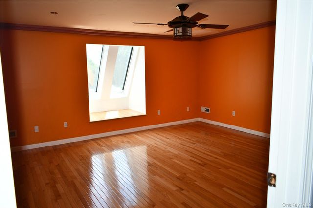 280 Park Avenue W, Westbury, NY 11590