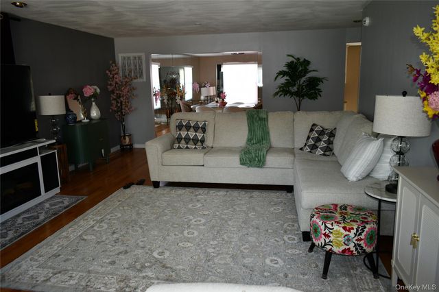 280 Park Avenue W, Westbury, NY 11590