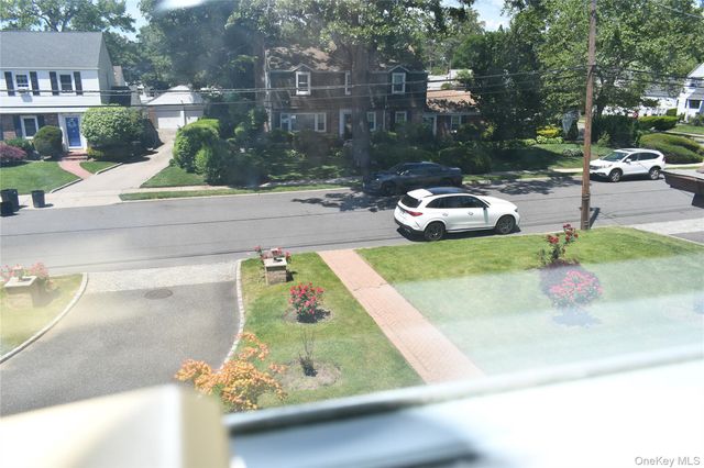 280 Park Avenue W, Westbury, NY 11590