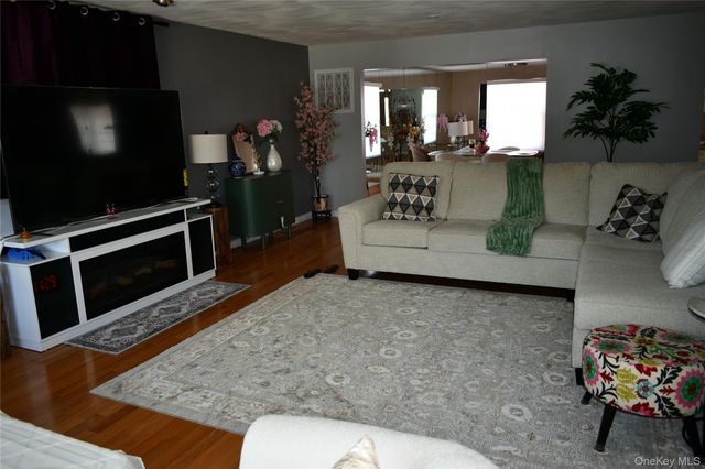 280 Park Avenue W, Westbury, NY 11590