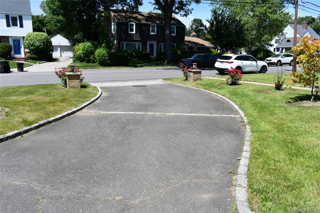 280 Park Avenue W, Westbury, NY 11590