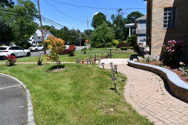 280 Park Avenue W, Westbury, NY 11590