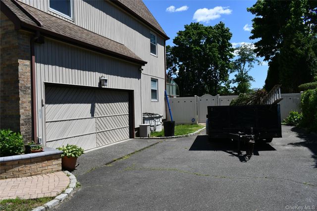 280 Park Avenue W, Westbury, NY 11590