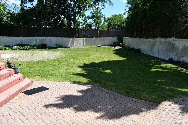 280 Park Avenue W, Westbury, NY 11590