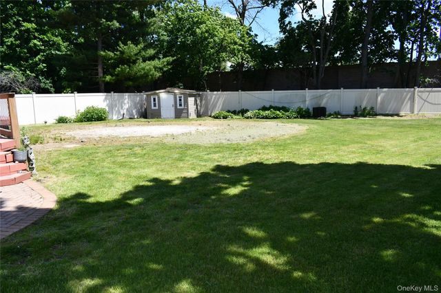 280 Park Avenue W, Westbury, NY 11590