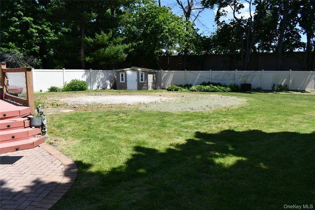 280 Park Avenue W, Westbury, NY 11590