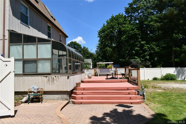 280 Park Avenue W, Westbury, NY 11590