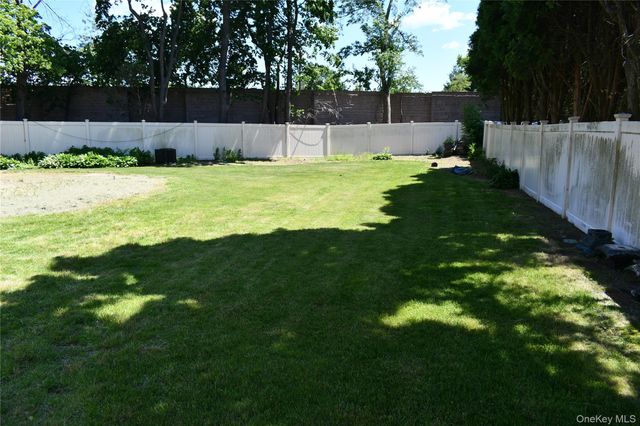 280 Park Avenue W, Westbury, NY 11590