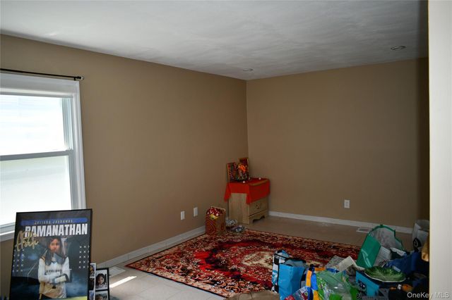 280 Park Avenue W, Westbury, NY 11590