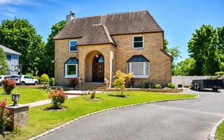 280 Park Avenue W, Westbury, NY 11590