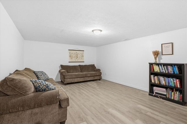 1007 E Farwell Rd, Spokane, WA 99208