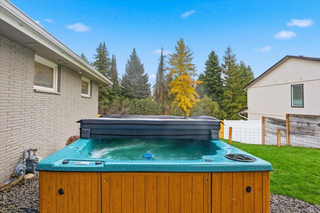 1007 E Farwell Rd, Spokane, WA 99208