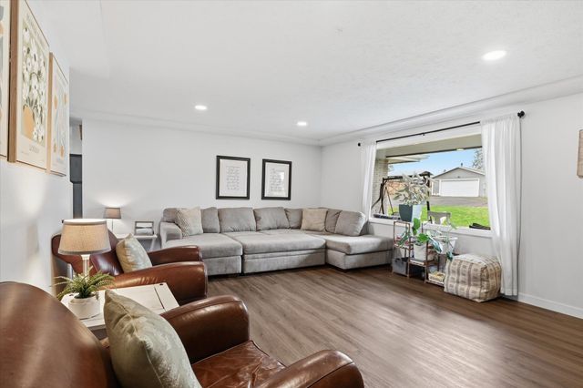 1007 E Farwell Rd, Spokane, WA 99208