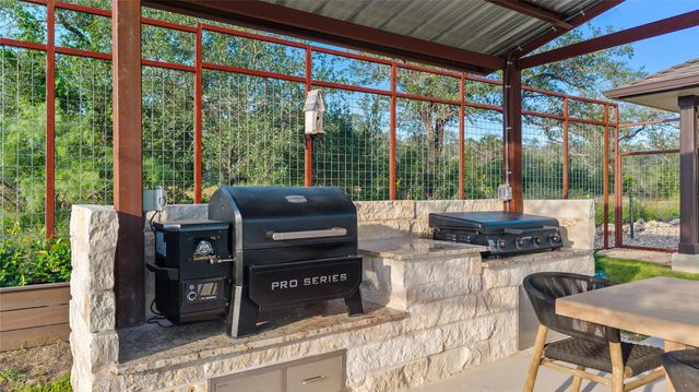 1104 Cliffview DR, Spicewood, TX 78669