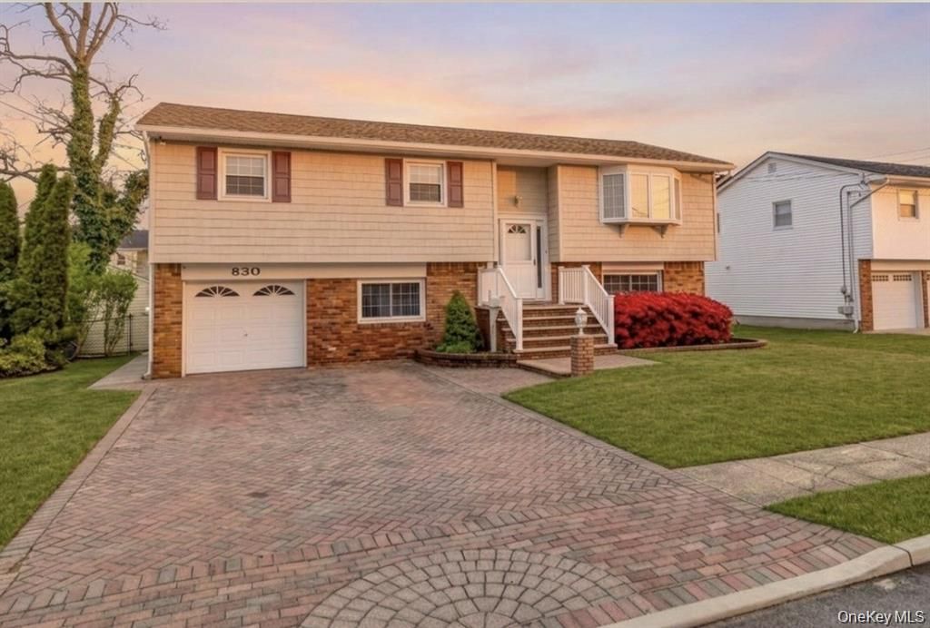 830 N Broome Avenue, Lindenhurst, NY 11757