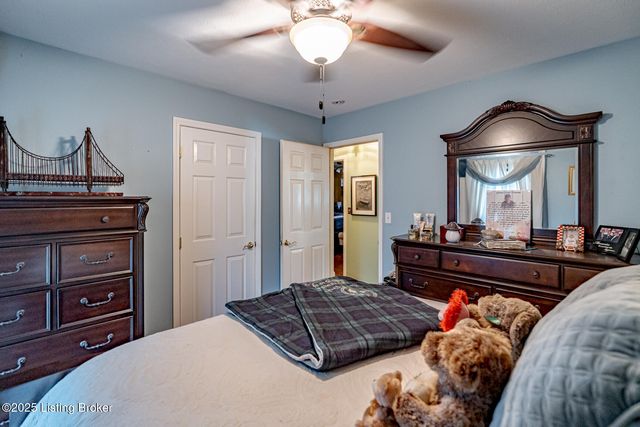 6912 Day Break Ct, Louisville, KY 40272