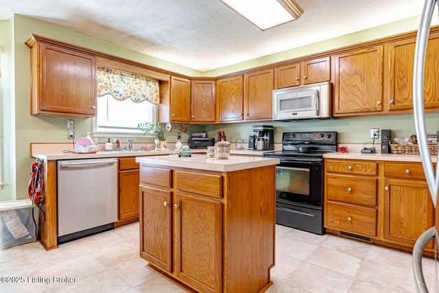 6912 Day Break Ct, Louisville, KY 40272