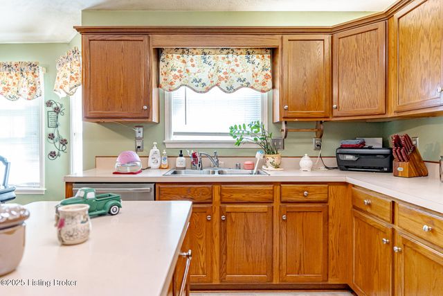 6912 Day Break Ct, Louisville, KY 40272