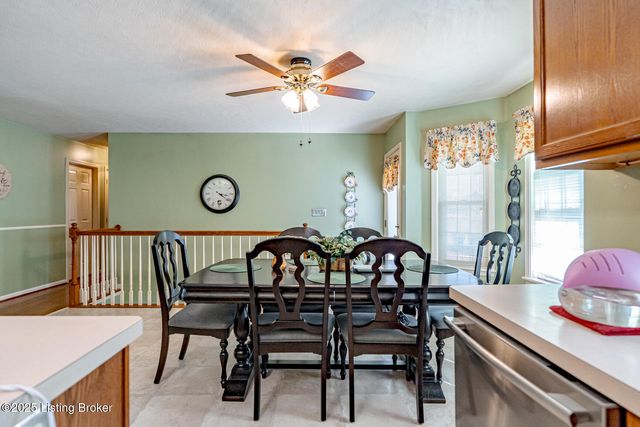 6912 Day Break Ct, Louisville, KY 40272