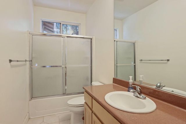 3220 New London Ln, Modesto, CA 95355