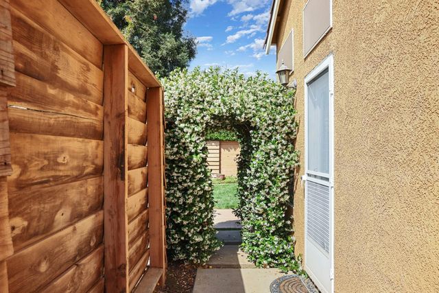 3220 New London Ln, Modesto, CA 95355
