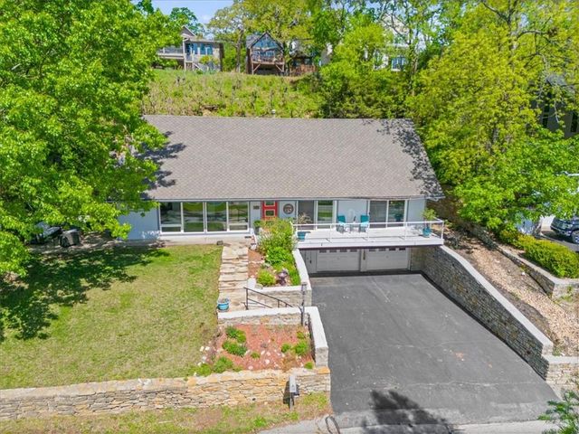 128 W Lakeshore Drive, Lake Quivira, KS 66217