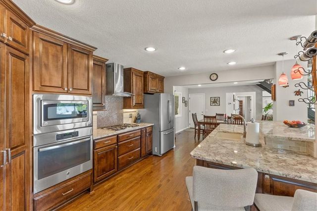 128 W Lakeshore Drive, Lake Quivira, KS 66217