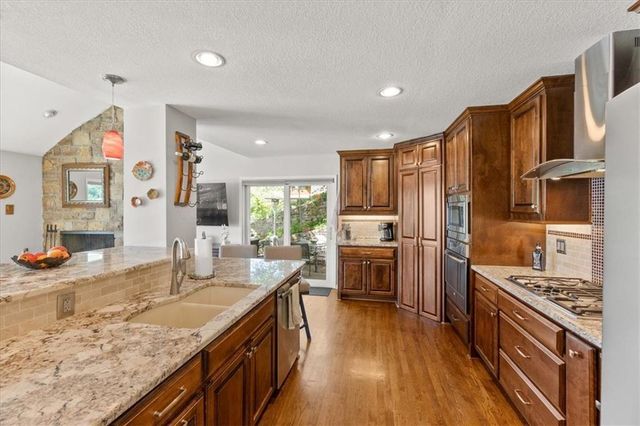 128 W Lakeshore Drive, Lake Quivira, KS 66217