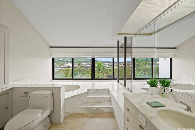 500 Lunalilo Home Road 26D, Honolulu, HI 96825