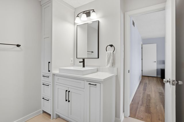 2403 LYNNWOOD DR, Columbia, MO 65203