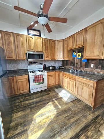 107 NW 3rd Ave, Independence, IA 50644