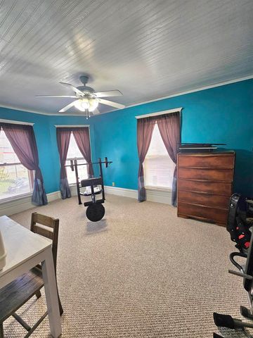 107 NW 3rd Ave, Independence, IA 50644