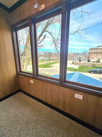 107 NW 3rd Ave, Independence, IA 50644