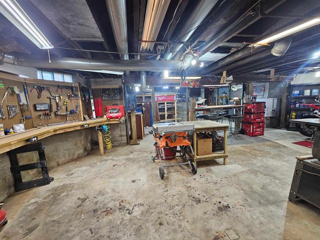 107 NW 3rd Ave, Independence, IA 50644