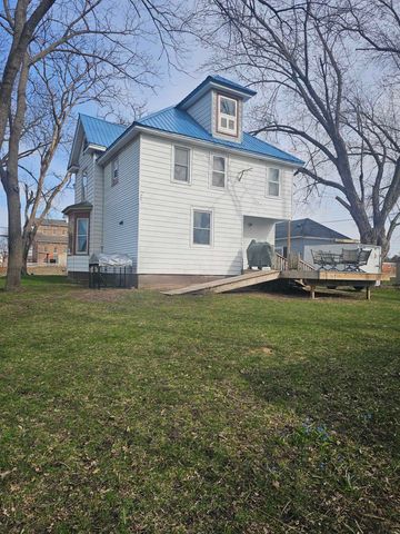 107 NW 3rd Ave, Independence, IA 50644