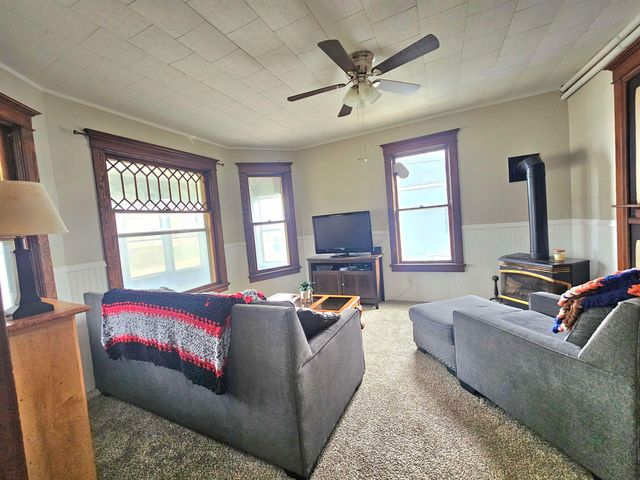 107 NW 3rd Ave, Independence, IA 50644