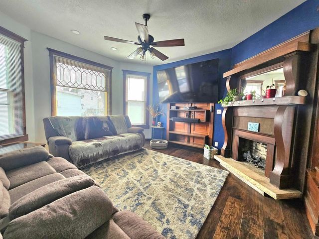 107 NW 3rd Ave, Independence, IA 50644
