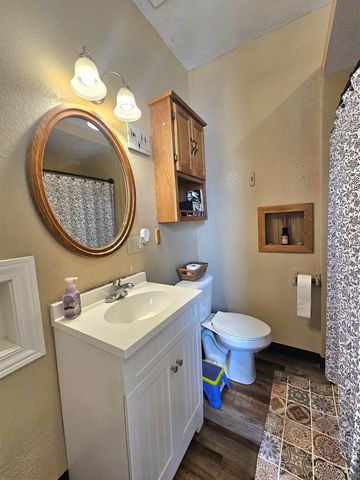 107 NW 3rd Ave, Independence, IA 50644