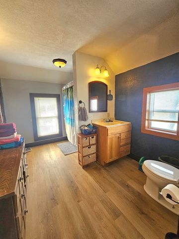 107 NW 3rd Ave, Independence, IA 50644